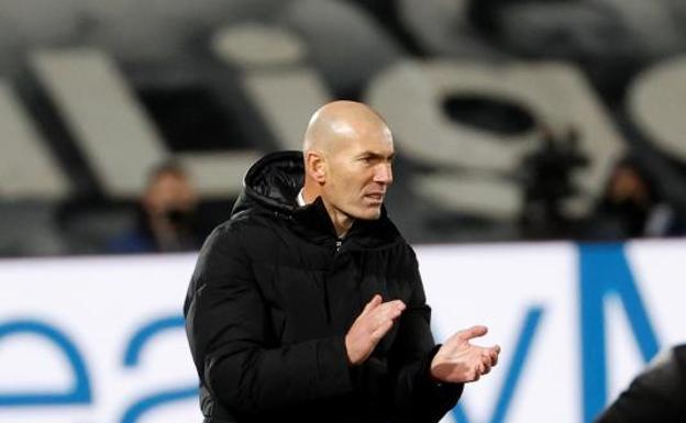 Zinedine Zidane aplaude en el Alfredo Di Stéfano durante el derbi. 