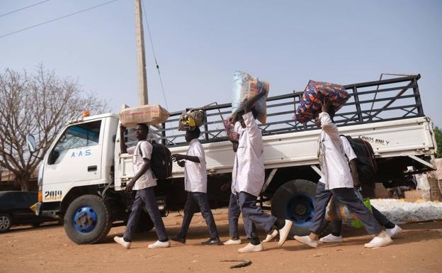 Estudiantes internos regresan a sus casa en Nigeria tras el cierre de los colegios./AFP