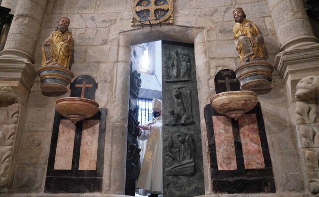 El arzobispo de Santiago, Julián Barrio, abre la Puerta Santa de la catedral. 
