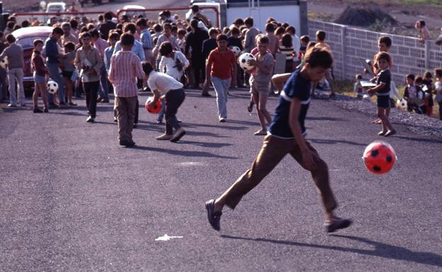 Niños juegan en la calle el día de Reyes de 1971 en San Bartolomé de Tirajana. 
