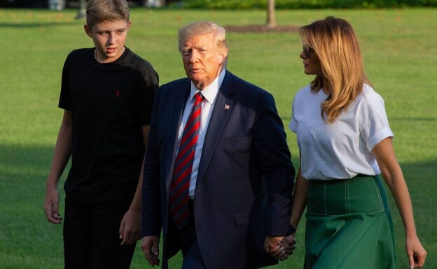 Con uno de sus hijos y su esposa, Donald Trump regresa de su campo de golf en Bedminster, en agosto de 2019./AFP