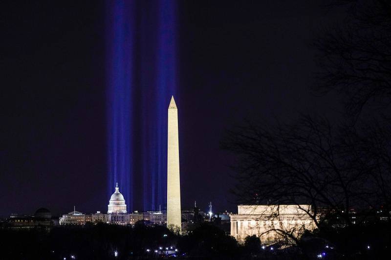 Las luces iluminan el Capitolio y el Obelisco de Washington.