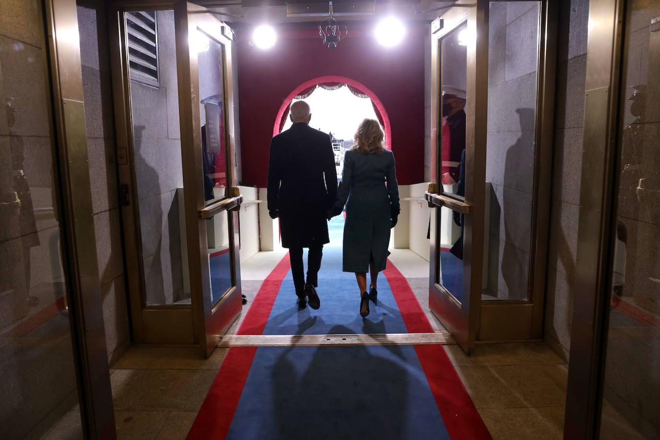 El nuevo presidente y la primera dama se dirigen al lugar de la ceremonia.