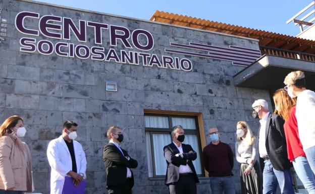 Torres visita el Centro Sociosanitario de Echedo/