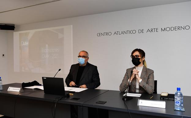 Orlando Britto Jinorio, director del CAAM, y Guacimara Medina, consejera de Cultura del Cabildo de Gran Canaria, durante el acto. / JUAN CARLOS ALONSO