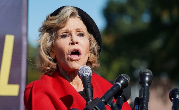Jane Fonda toma el micrófono durante una protesta en Washington. /Sarah Silbiger/REUTERS