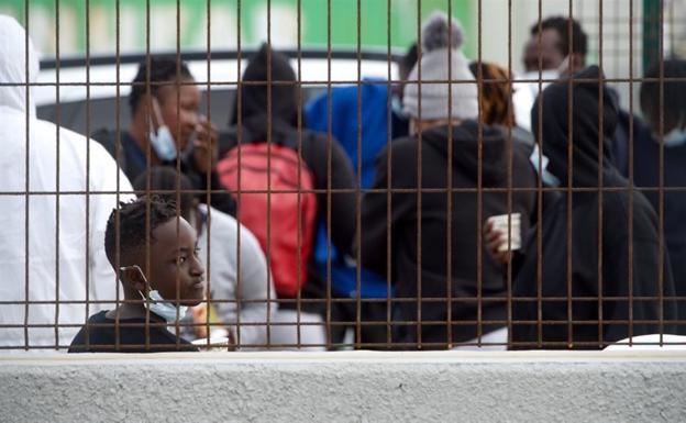 Los menores continúan llegando a bordo de las embarcaciones, como se ve en esta imagen de un grupo rescatado en Fuerteventura el miércoles. / EFE