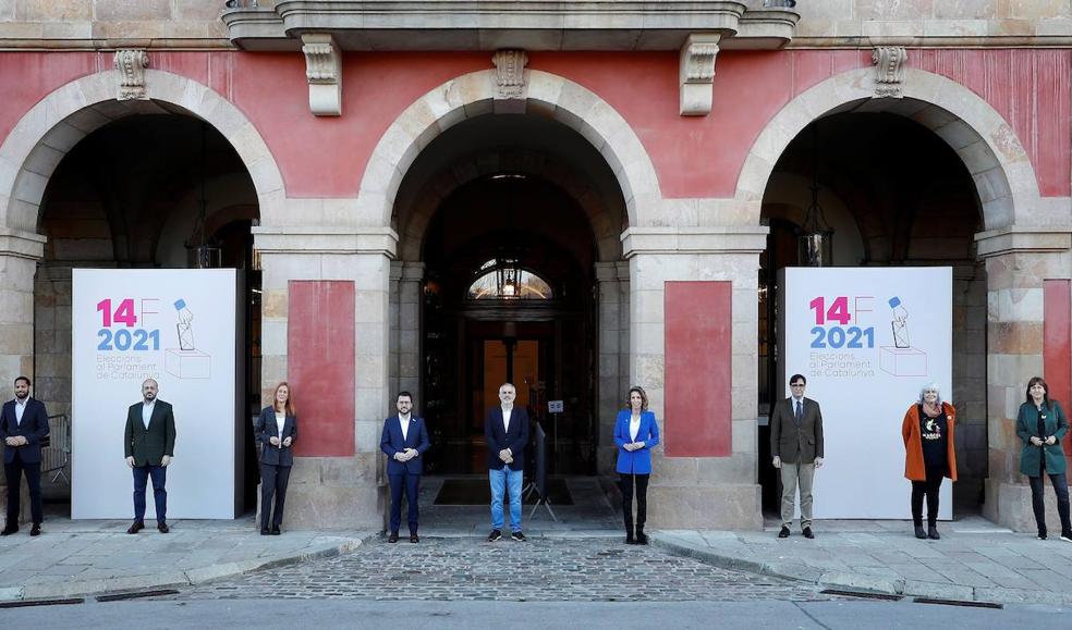 Los candidatos a la Generalitat posan a las puertas del Parlament en la jornada de reflexión./EFE
