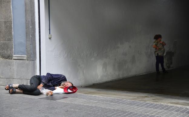 Una persona sin hogar duerme en una calle de Las Palmas de Gran Canaria. / ARCADIO SUÁREZ