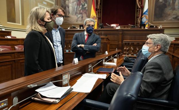El vicepresidente y consejero de Hacienda, Román Rodríguez (c), ayer en un momento durante la sesión plenaria del Parlamento de Canarias. 