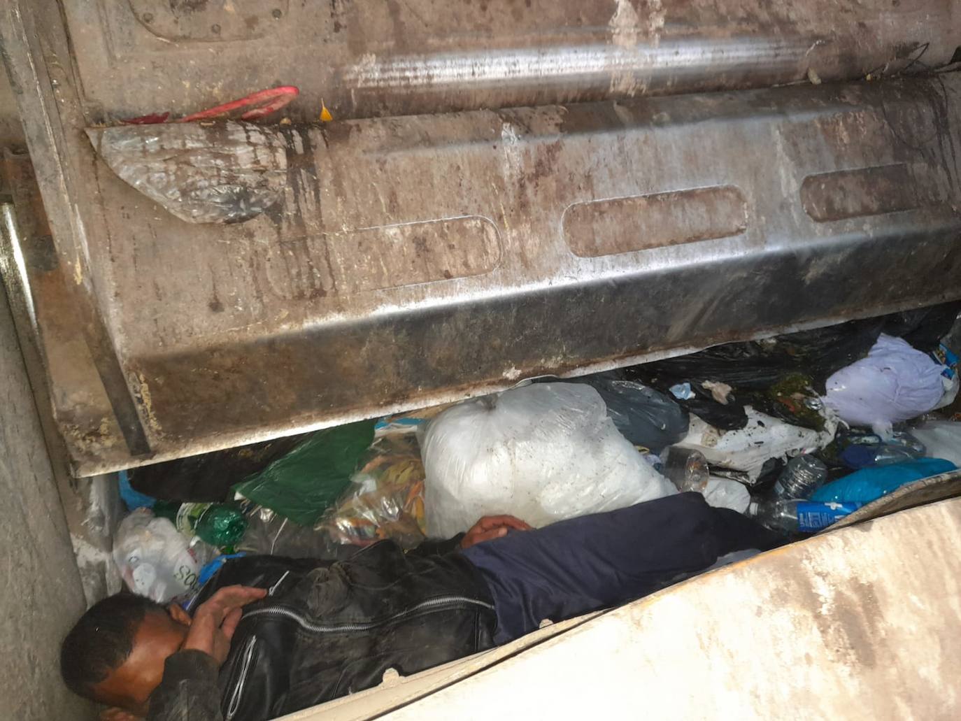 Un inmigrante, sin techo, que dormía en un contenedor, acaba en un camión de basura