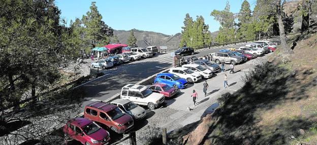 Imagen del aparcamiento en la zona de acceso al Roque Nublo durante un fin de semana. 
