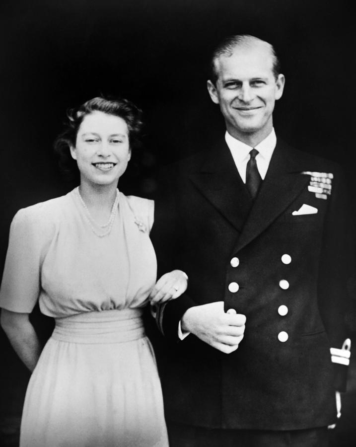La princesa Isabel abandona la abadía de Westminster en Londres, con su esposo, el duque de Edimburgo, después de la ceremonia de su boda, en esta foto de archivo del 20 de noviembre de 1947.