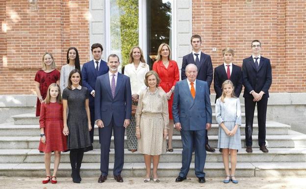 La familia Borbón posa el 2 de noviembre de 2018, con motivo del 80 cumpleaños de doña Sofía. 