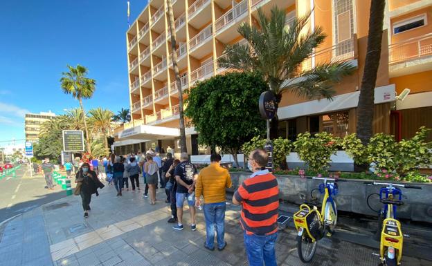 Imagen de usuarios haciendo cola ante las oficinas municipales de Las Palmas de Gran Canaria. / ARCADIO SUÁREZ