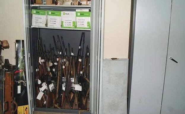 Diferentes armas depositadas en un armario de la Audiencia Nacional./r. c.