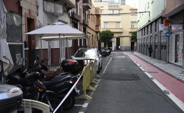 Terraza instalada sobre un aparcamiento en la calle Diderot. / ARCADIO SUÁREZ