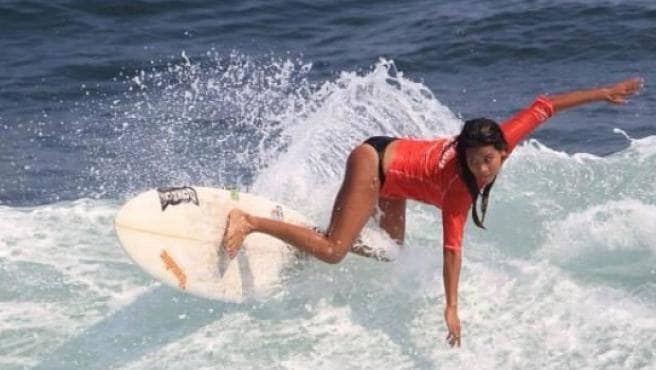 Imagen de la surfista entrenando. 