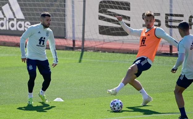Jordi Alba (i), en un entrenamiento con la selección española. 