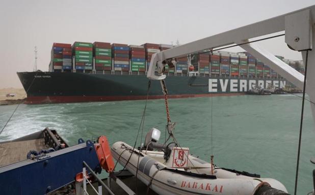 El portacontenedores Ever Given, atravesado en el canal de Suez 