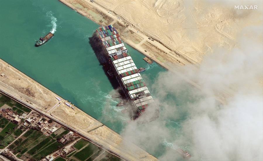 Tras seis días desencallan el buque 'Ever Given' en el Canal de Suez 