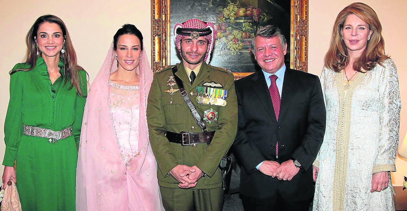 De izquierda a derecha Rania de Jordania, la princesa Basma Otoum y su esposo el príncipe Hamza, el rey Abdalá II y la reina Noor.