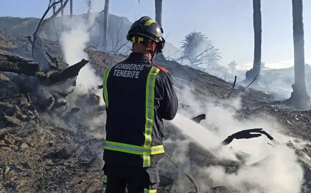 Bomberos De Tenerife Realizan Labores De Refresco Tras Reavivarse El Incendio En Bajamar Canarias7