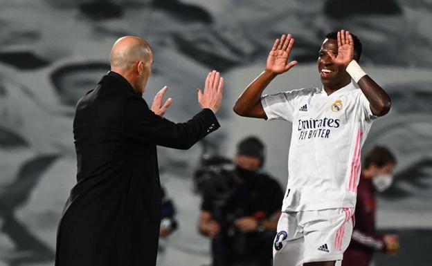 Vinicius eleva al Real Madrid camino de las semifinales de Champions