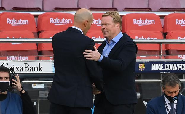 Zidane y Koeman se saludan antes del clásico de la primera vuelta en el Camp Nou./lLUIS GENÉ / AFP
