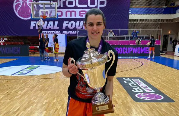La directora de juego grancanaria del Valencia Basket, Leticia Romero, posa sonriente con el trofeo de campeón de la EuroCup Women. / VALENCIA BASKET