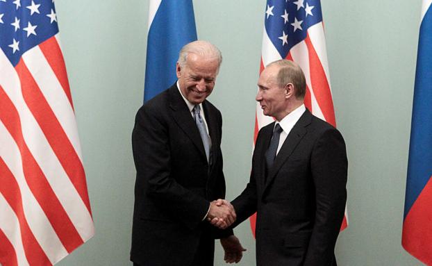 El presidente de EE UU, Joe Biden, y su homólogo ruso, Vladímir Putin, en una imagen de archivo.