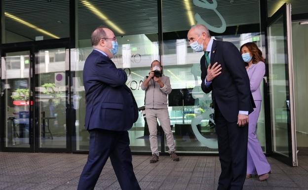 El ministro Miquel Iceta saluda a Josu Erkoreka a su llegada a la Comisión Mixta que se celebra en Bilbao. /IREKIA