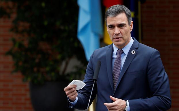 El presidente del Gobierno, Pedro Sánchez, este martes a las puertas de la Moncloa. 