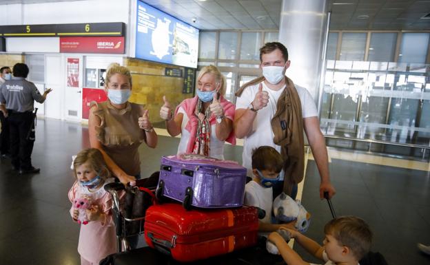 Imagen de archivo de turistas a su llegada a la terminal aeroportuaria de Gran Canaria. 