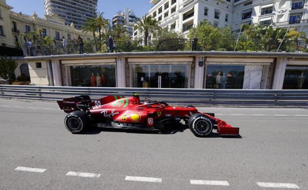 El Ferrari de Carlos Sainz, durante los libres del GP de Mónaco.