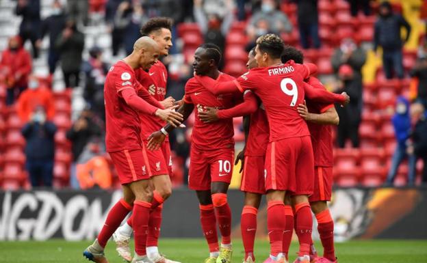 Los futbolistas del Liverpool celebran uno de los dos goles de Mané ante el Crystal Palace. 