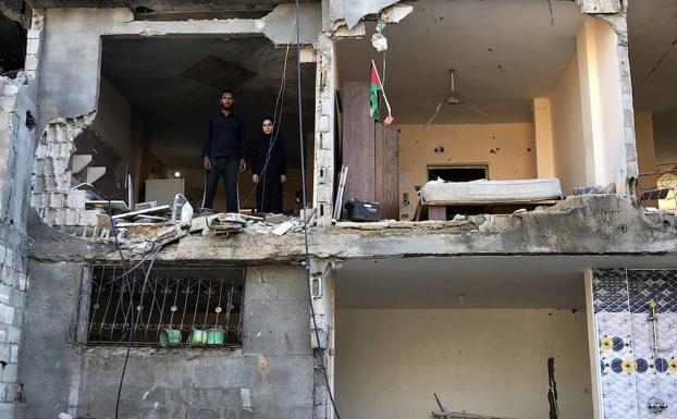 Ibrahim y Gazali contemplan desde su cocina el escenario apocalíptico dejado por los bombardeos.