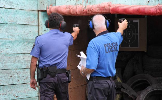 Prácticas de tiro en la galería de Las Majadillas, que ya no es usada por la Policía Local. 