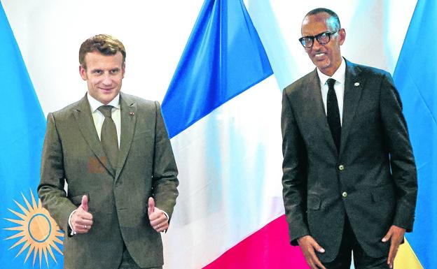 El presidente de Francia, Emmanuel Macron, se dirige a la prensa junto a su anfitrión, el mandatario ruandés Paul Kagame.