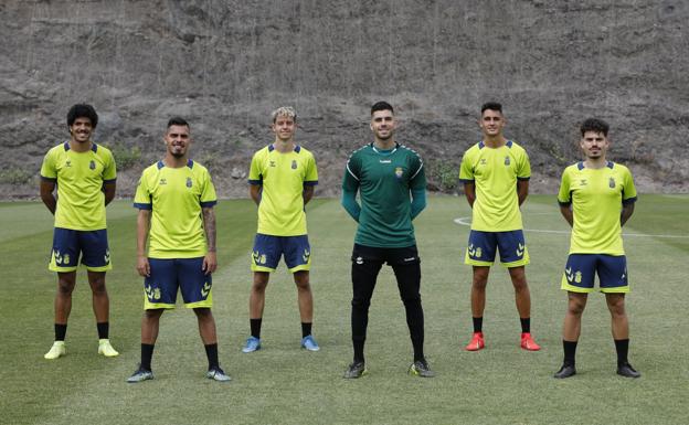 De izquierda a derecha, los jugadores del filial Coco, Juan Fernández, Pol, Sergi Puig, Cardona y Diego Guti. 