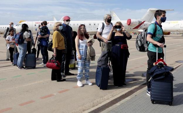 Varios pasajeros procedentes de Londres desembarcan en el aeropuerto de Castellón /EFE