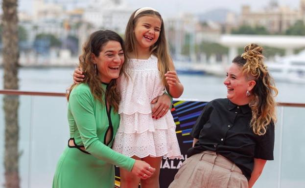 Las actrices de 'Ama', Tamara Casellas y Leire Marín, y su directora Júlia de Paz Solvas./