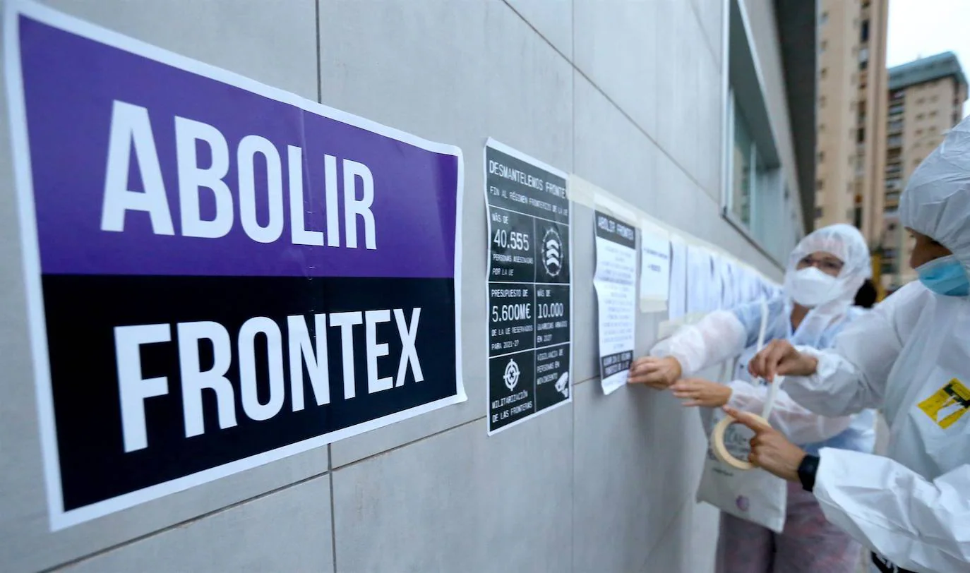 Cuatro activistas han empapelado a primera hora de este miércoles con la lista de los nombres de las personas que han muerto intentando emigrar a la Unión Europea desde 1993 por cualquiera de sus fronteras la fachada del Centro de Coordinación Regional de Canarias, donde trabaja Frontex. 