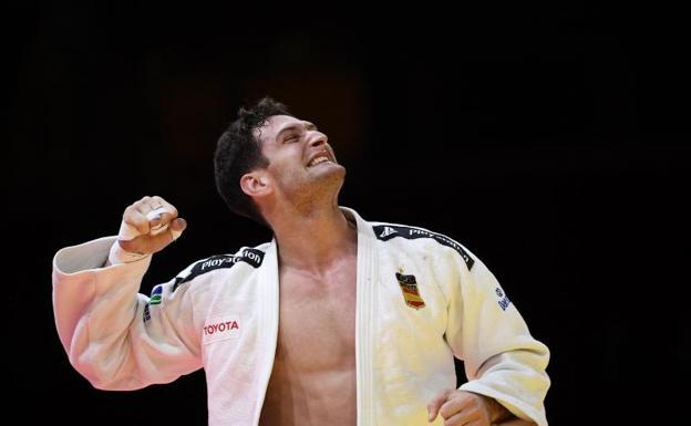 Niko Shera celebra la medalla de oro conquistada en el Mundial de Hungría. /AFP