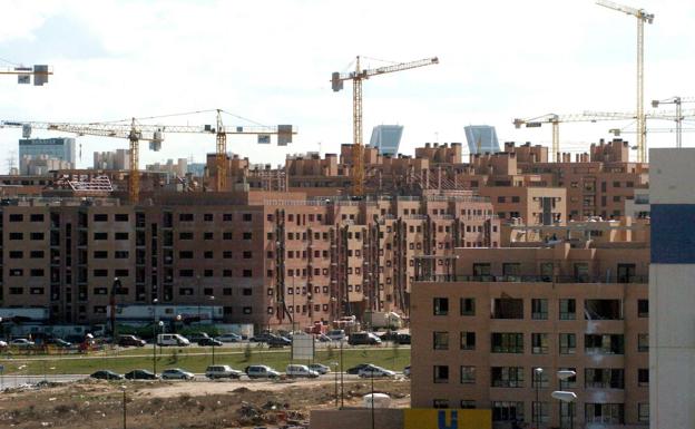 Construcción de viviendas en el barrio de San Chinarro, en la zona Norte de Madrid. 