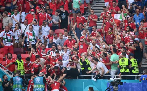 Los jugadores magiares celebran el gol junto a los aficionados./AFP