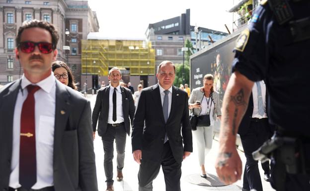 El presidente Löfven a la salida del Parlamento sueco./Ruters