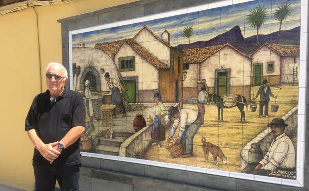 José Luis Artiles posa junto a su nuevo mural, en la plaza de Nuestra Señora del Rosario. / C7