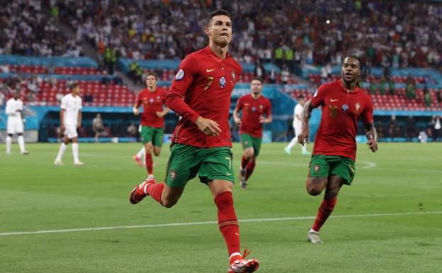 Cristiano Ronaldo celebra el segundo de sus goles a Francia./AFP