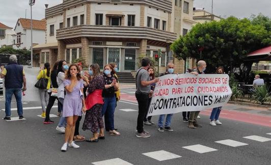 Protesta de trabajadores sociales solicitando más personal. /C7